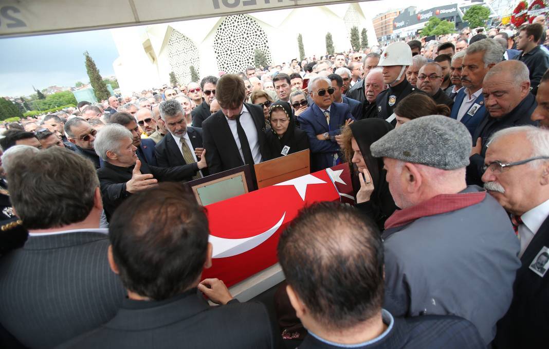 Süleyman Soylu ile İmamoğlu Mehmet Ali Yılmaz'ın cenazesinde aynı karede. İşte Soylu'nun hali 13